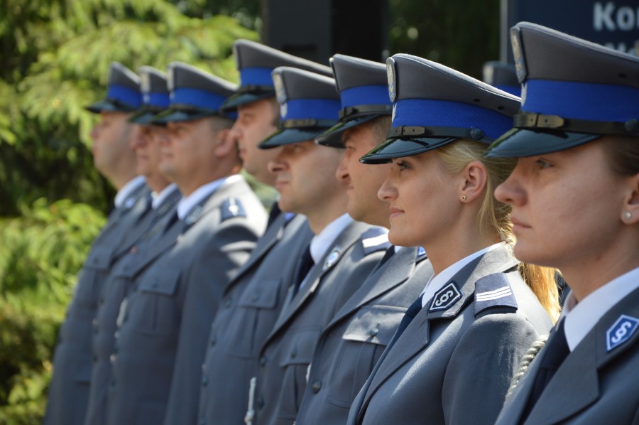 Uroczysty apel przed Komendą Wojewódzką Policji w Radomiu.