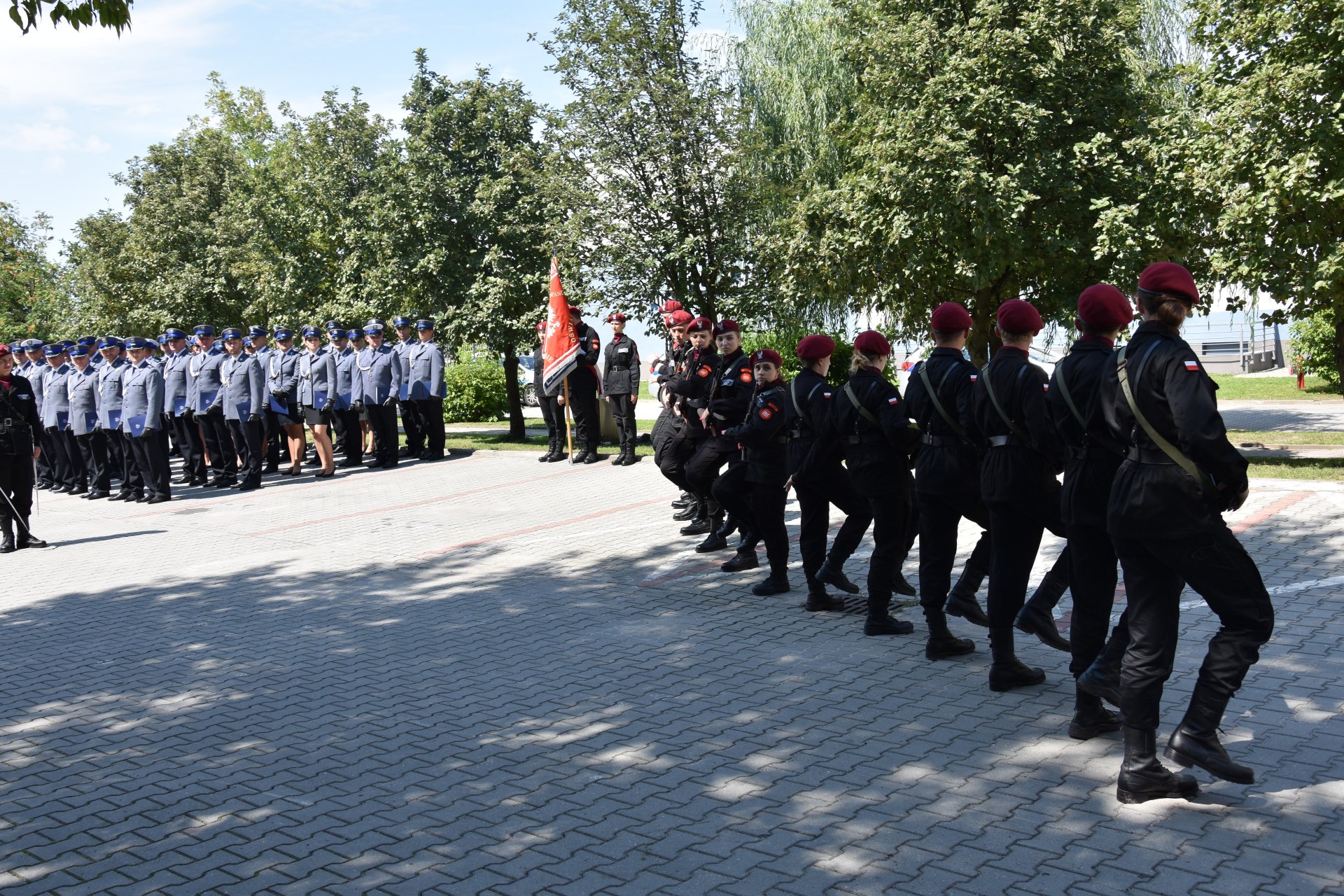 Pokaz musztry paradnej w wykonaniu uczniów klas mundurowych Zakładu Doskonalenia Zawodowego w Radomiu.