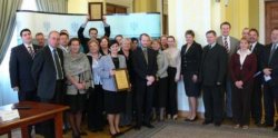  Dyrektorzy Mazowieckiego Urzędu Wojewódzkiego a w tle przyznany certyfikat