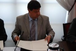  Wicewojewoda Dariusz Piątek podpisuje list