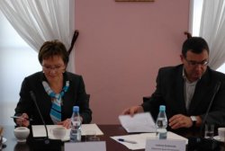  Minister Ewa Kopacz podpisuje list