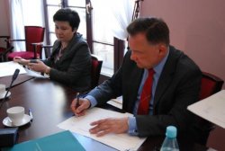  Marszałek Adam Struzik podpisuje list