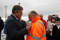  Wręczenie medalu przez Bronisława Komorwskiego