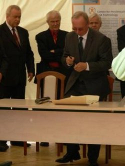  Wojewoda Jacek Kozłowski składa podpis pod przesłaniem