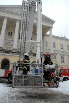  Straż pożarna ewakuuje urzędników z budynku przy pl. Bankowym 3/5 (Autor: R. Trzaska)