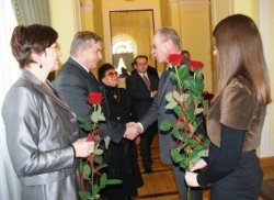  Wojewoda mazowiecki gratuluje uczestnikowi uroczystości, którego odznaczono krzyżem zasługi