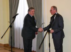  Burmistrz Sierpca odbiera gratulacje od wojewody mazowieckiego