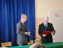  Mirosław Łukowski przyjmuje nominację podpisaną na wniosek wojewody mazowieckiego