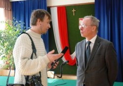  Jacek Kozłowski, wojewoda mazowiecki podczas udzielania wywiadu dla lokalnych mediów