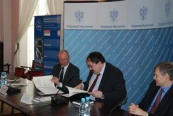  Wojewoda mazowiecki oraz dyrektor Państwowego Instytutu Geologicznego zaprezentowali dokument porozumienia.