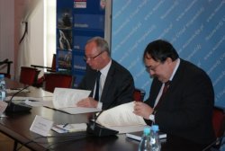  Jerzy Nawrocki, dyrektor Państwowego Instytutu Geologicznego oraz Jacek Kozłowski, wojewoda mazowiecki podpisują porozumienie w sprawie geobezpieczeństwa.