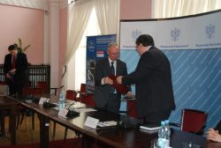  Przekazanie dokumentów porozumienia podpisanego przez wojewodę mazowieckiego i dyrektora Państwowego Instytutu Geologicznego.