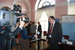  Wojewoda mazowiecki oraz dyrektor Państwowego Instytutu Geologicznego odpowiadają na pytania dziennikarzy.
