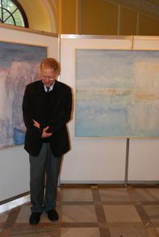  Jacek Balicki, absolwent krakowskiej ASP, na tle swoich obrazów