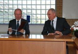  Jacek Kozłowski, wojewoda mazowiecki i dr Jerzy Nowacki, rektor PJWSTK, zawieraja porozumienie o współpracy