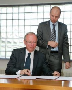  Jacek Kozłowski, wojewoda mazowiecki, podkreśla, że współpraca pomoże w informatyzacji urzędu i wzmocni potencjał naukowy w tym obszarze na Mazowszu