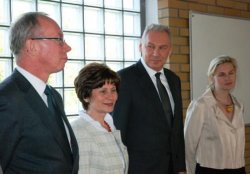  Przedstawiciele Mazowieckiego Urzędu Wojewódzkiego oraz Polsko - Japońskiej Wyższej Szkoły Technik Komputerowych - instytucji, które zawarły porozumienie o współpracy