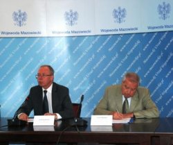  Jacek Kozłowski, wojewoda mazowiecki i Leszek Bagiński, dyrektor Zarządu Gospodarki Wodnej w Warszawie rozpoczynają konferencję.