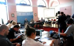  Uczestnicy słuchają o odbudowie infrastruktury hydrotechnicznej.