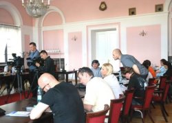  Dziennikarze obecni na konferencji ogladają prezentację inwestycji mających na celu usuwanie skutków powodzi w województwie mazowieckim.