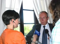 Jacek Kozłowski, wojewoda mazowiecki, podczas udzielania wywiadu.