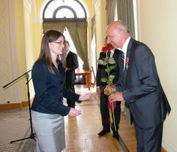  Odznaczony orderem odrodzenia Polski odbiera kwiaty i gratulacje