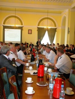  Zebrani słuchają o zasadach dostosowania infrastruktury obiektów do wymogów bezpieczeństwa