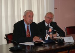  Karol Semik, mazowiecki kurator oświaty, przedstawia dane dotyczące liczby uczniów na Mazowszu