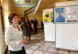  Wiesława Chojnacka, Dyrektor Generalna MUW, ogląda plakaty zachęcające do troski o zabytki.