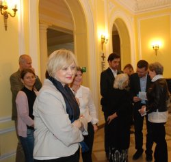  Przybyłe na wernisaż osoby podziwiają wystawę przygotowaną przez Mazowieckiego Wojewódzkiego Konserwatora Zabytków.