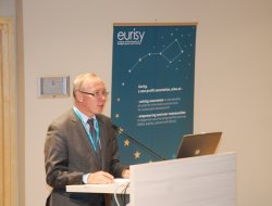  Jacek Kozłowski, wojewoda mazowiecki, mówi o znaczeniu wykorzystania technologii satelitarnych dla rozwoju Mazowsza i całej Polski
