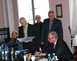  Wojewoda Jacek Kozłowski podpisuje plan operacyjny funkcjonowania powiatu w warunkach zewnętrznego zagrozenia bezpieczeństwa i w czasie wojny