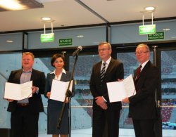  Odbiór techniczny stadionu. Od lewej: Rafał Kapler - prezes zarządu Narodowego Centrum Sportu, Joanna Mucha - minister sportu i turystyki,  Andrzej Kłosowski - dyrektor Powiatowego Inspektoratu Nadzoru Budowlanego, Jacek Kozłowski - wojewoda mazowiecki.