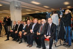  W pierwszym rzędzie siedzą m.in. Joanna Mucha - minister sportu i turystyki, Jacek Kozłowski - wojewoda mazowiecki, Rafał Kapler - prezes zarządu Narodowego Centrum Sportu.