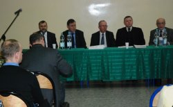  W środku: Jacek Kozłowski, wojewoda mazowiecki oraz Piotr Sobucki, zastępca dyrektora Wydziału Infrastruktury i Środowiska MUW