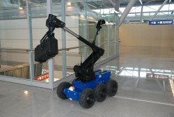  Robot pirotechniczno - bojowy IBIS umożliwia zniszczenie lub zdalne rozbrojenie ładunków niewiadomego pochodzenia, bez narażania ludzi
