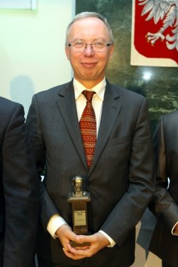  Jacek Kozłowski, wojewoda mazowiecki, wraz ze statuetką "Złotego Bema" (fot. Wojciech Traczyk, Urząd Dzielnicy Bemowo)