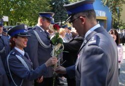  Rafał Batkowski, komendant wojewódzki policji, gratuluje jednej z odznaczonych osób (www.kwp.radom.pl)