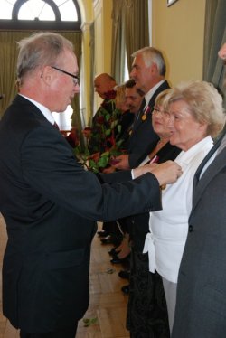  Wojewoda wręcza Medal za Długoletnią Służbę.