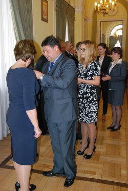  Dariusz Piątek, wicewojewoda mazowiecki wręcza Medale za Długoletnią Służbę.