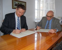  Umowę parafowali Krzysztof Dąbrowski, dyrektor Wydziału Bezpieczeństwa i Zarządzania Kryzysowego MUW oraz prof. dr hab. Andrzej Lisowski, dziekan Wydziału Geografii i Studiów Regionalnych UW.