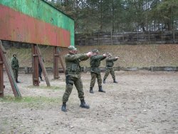  Strażnicy podczas szkolenia strzeleckiego (www.psr.waw.pl).