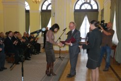  Osoby, które otrzymały dziś obywatelstwo RP, musiały mieszkać w Polsce od co najmniej 5 lat.