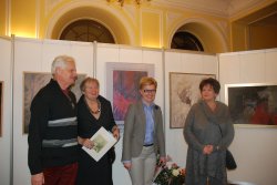  W wernisażu wystawy wzięły udział m.in. autorka wystawy Iwona Nielubowicz i Jagoda Miszewska, dyrektor Biura Wojewody.
