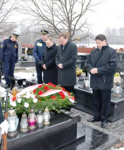  Wicewojewoda Dariusz Piątek składa kwiaty na grobie ppor. Agnieszki Pogródki-Węcławek.