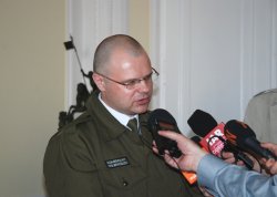  Na pytania dziennikarzy odpowiada komendant Robert Kucyk.