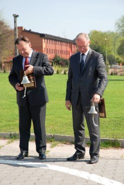  Od lewej: Adam Struzik, marszałek województwa mazowieckiego i Jacek Kozłowski, wojewoda mazowiecki na uroczystości przekazania nowej karetki wodnej.