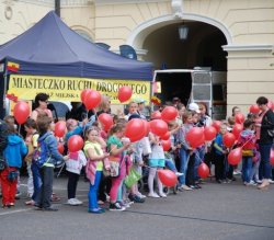  Dzieci odwiedzają stanowisko Straży Miejskiej.