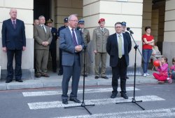  Dzień Dziecka na Bankowym otworzyli: Jacek Kozłowski, wojewoda mazowiecki oraz Włodzimierz Paszyński, zastępca prezydenta m. st. Warszawy.
