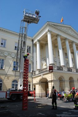  Wspinaczka po skrzyniach zorganizowana przez strażaków cieszyła się ogromną popularnością.